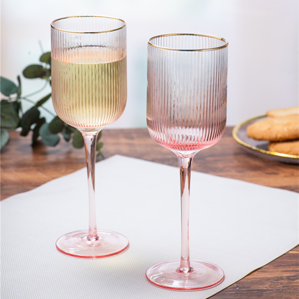 China Spray Color Ribbed Gold Rim Wine Glass Suppliers 