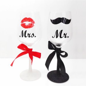 Set 2pcs Mr and Mrs Stemed Valentines Day Wine Glasses